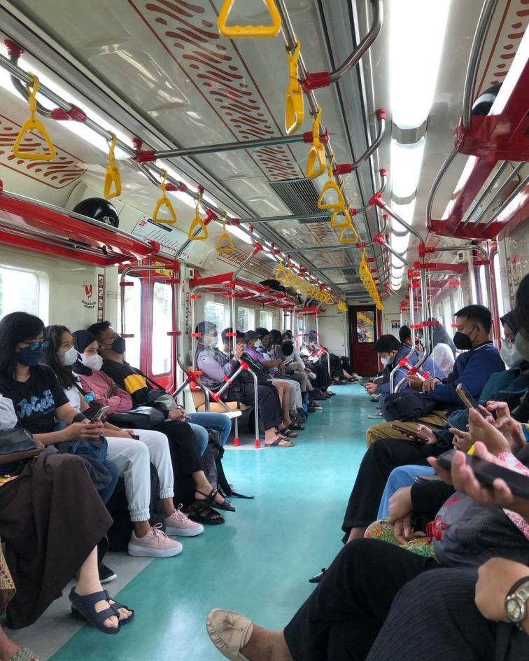 pengalaman naik krl jogja solo dari dalam gerbong